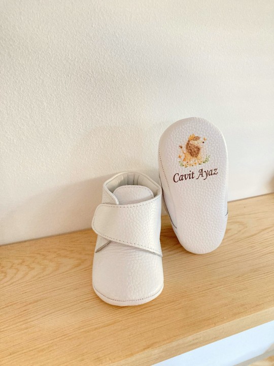 Beyaz Cırt Cırtlı İsimli İlk Adım Bebek Botu